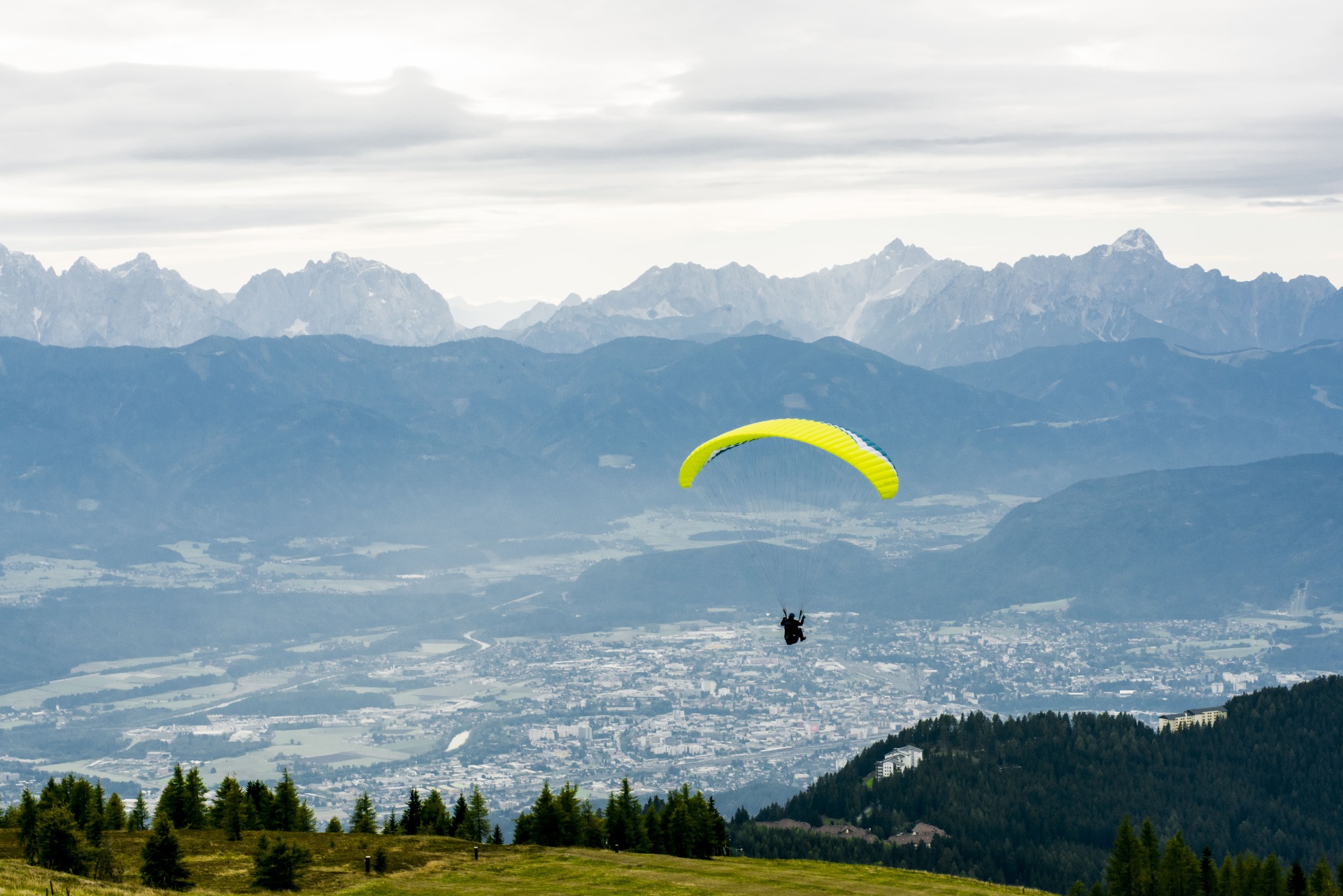 Blick-auf-die-Region-Villach-beim-Paragliding_
