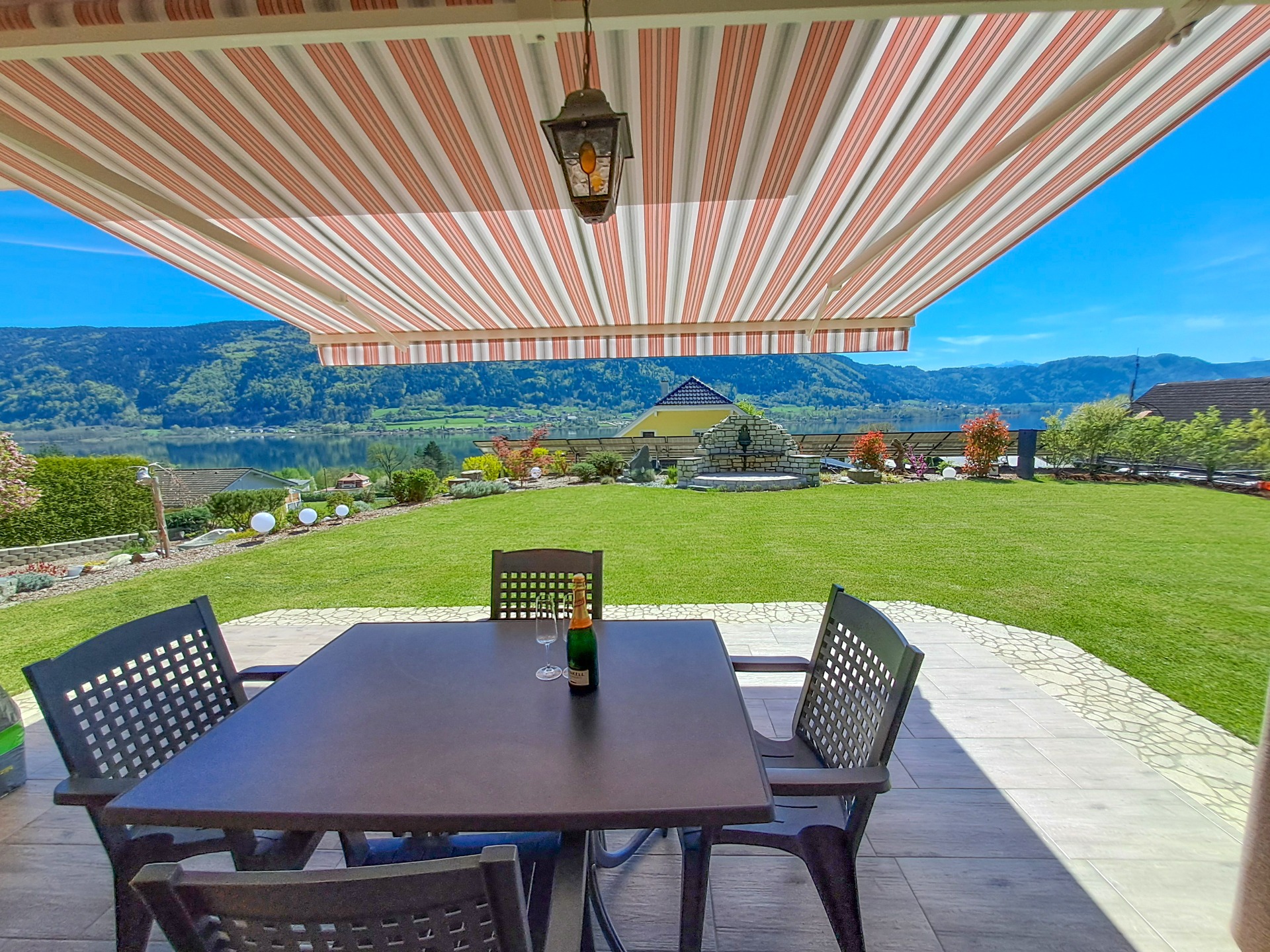 Wohnung Seeblick Ferienwohnung Sonnseitn Terrasse mit Blick auf den Ossiacher See