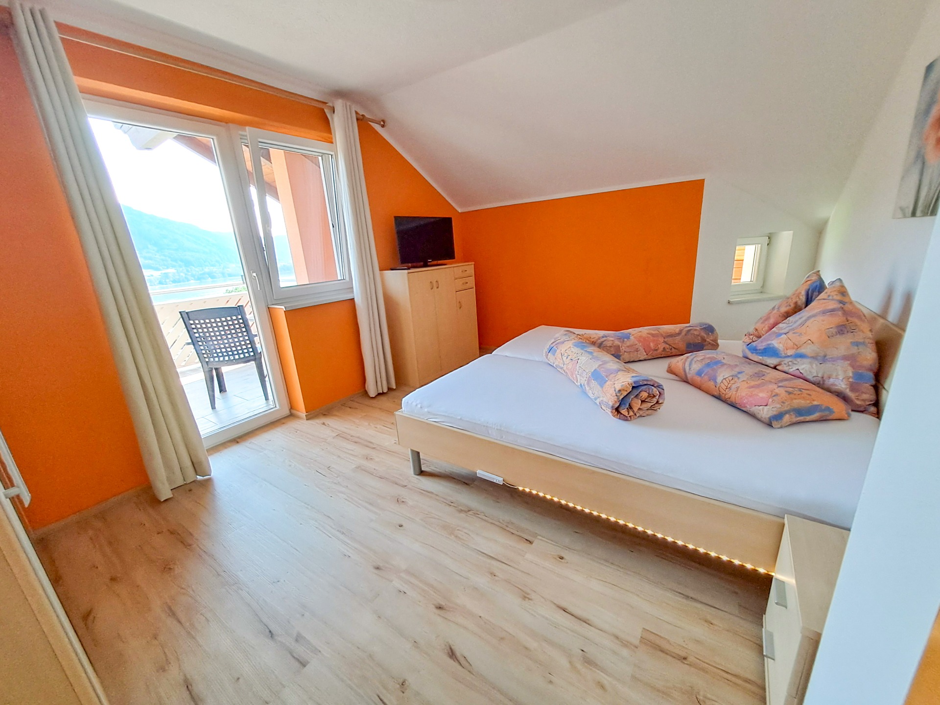 Wohnung Seeblick Ferienwohnung Sonnseitn Schlafzimmer mit Balkon und Blick auf den Ossiacher See