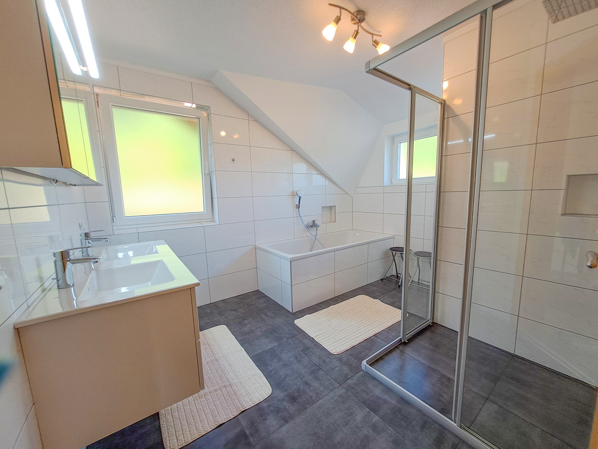 Wohnung Seeblick Ferienwohnung Sonnseitn Bad mit Dusche und Badewannse