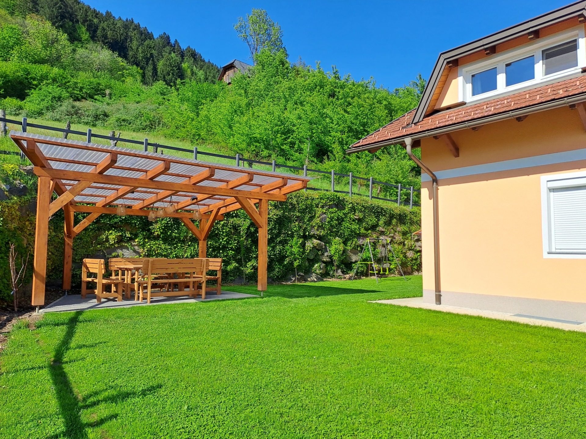 ​​Ferienwohnung Bergwelt  Garten mit Blick auch den Ossiacher See