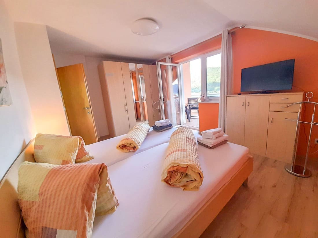 Wohnung Seeblick Ferienwohnung Sonnseitn Doppelzimmer mit Blick auf den Ossiacher See