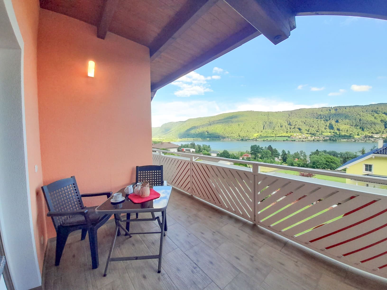 Wohnung Seeblick Ferienwohnung Sonnseitn Balko mit Aussicht auf den Ossiacher See