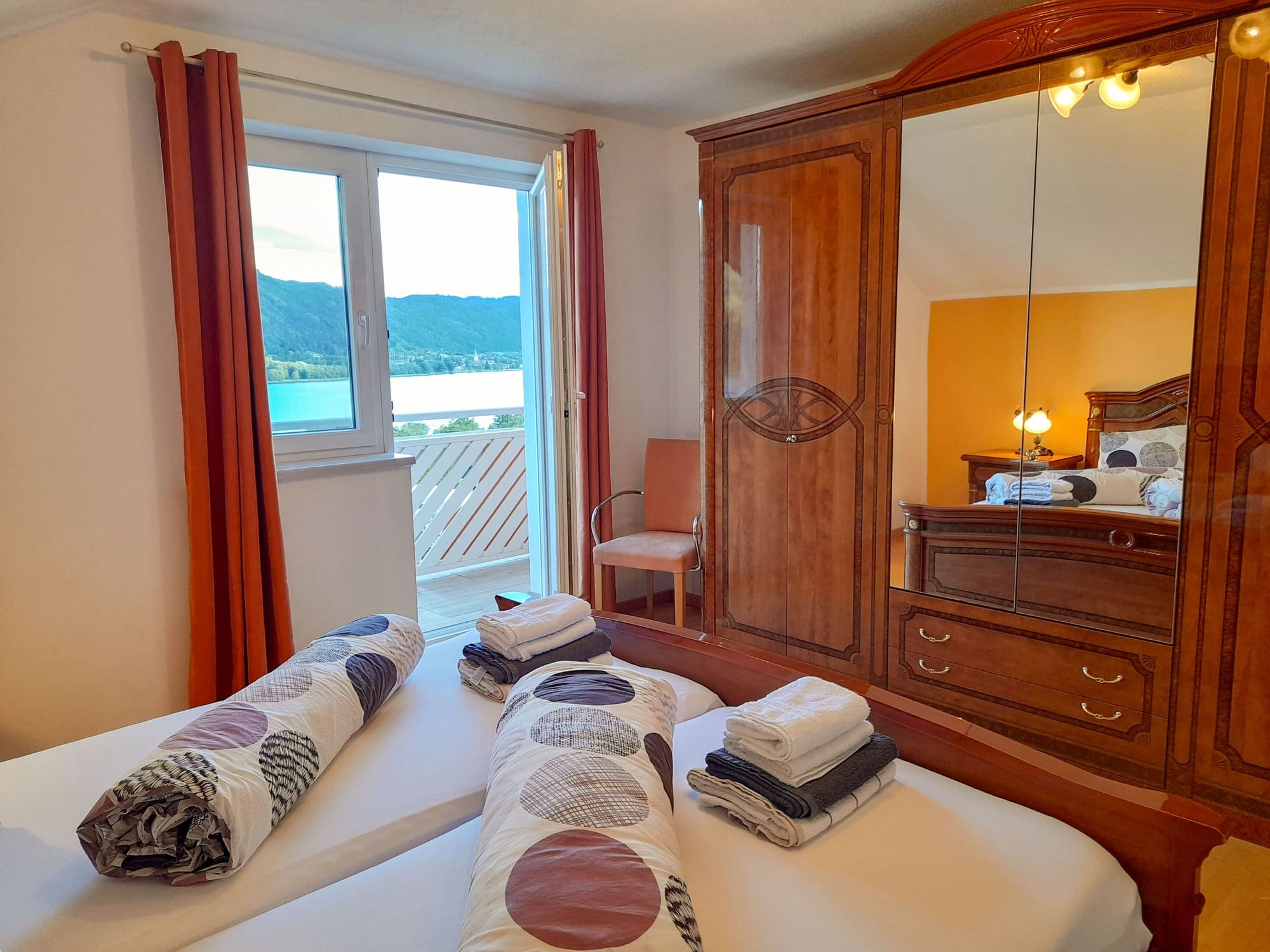 Wohnung Seeblick Ferienwohnung Sonnseitn Doppelzimmer mit Balkon und Blick auf den Ossiacher See