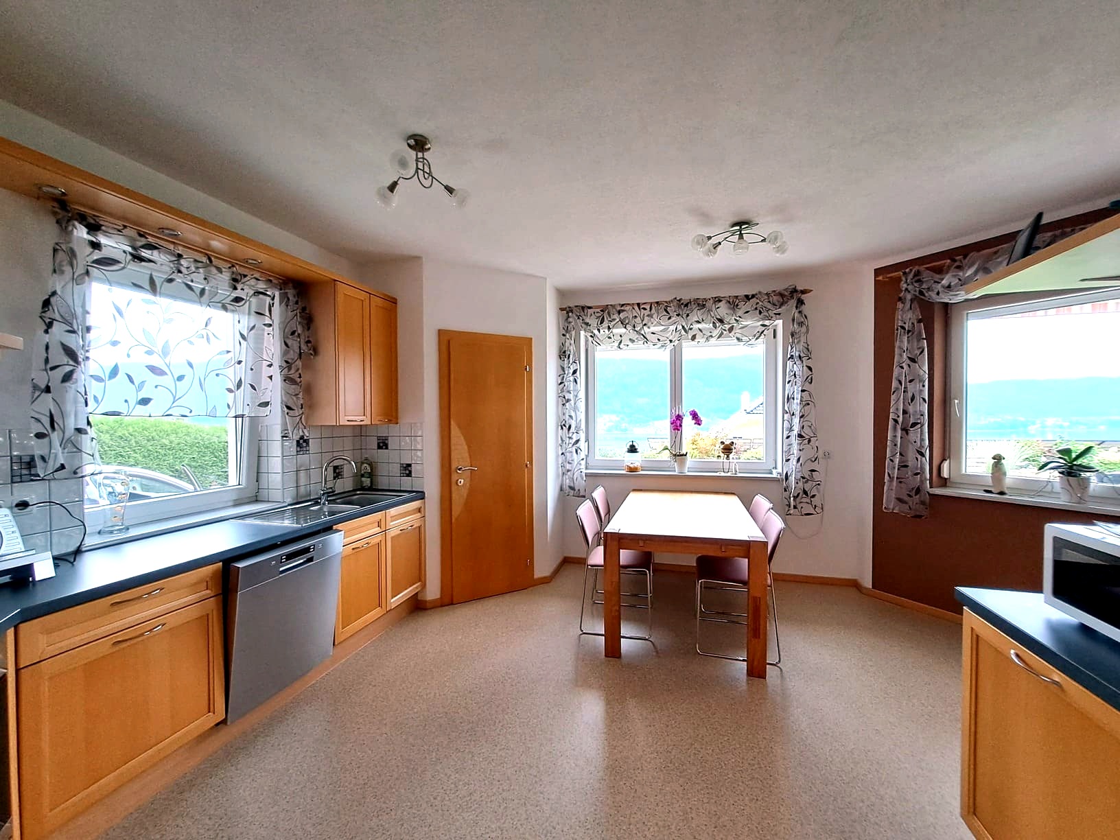 Wohnung Seeblick Ferienwohnung Sonnseitn küche mit Blick auf den Ossiacher See